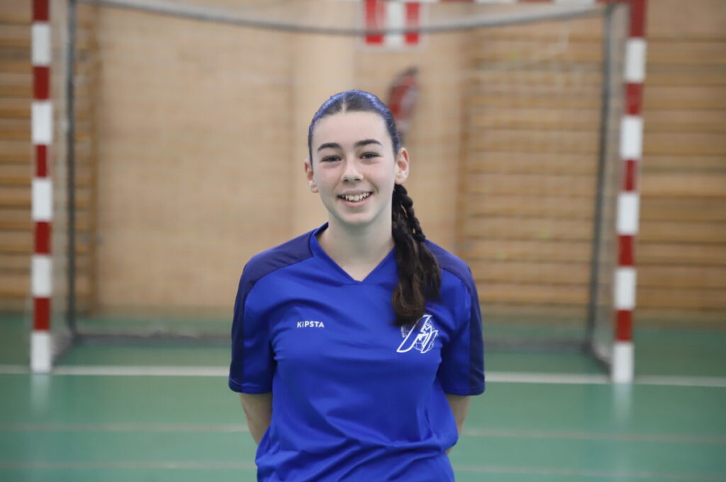 Jugadora sonriente del equipo femenino de fútbol sala Sub-14