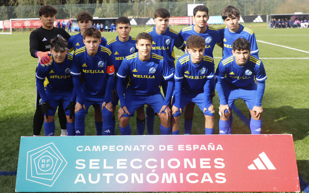 Equipo sub-16 de Melilla posando antes del partido en el campeonato