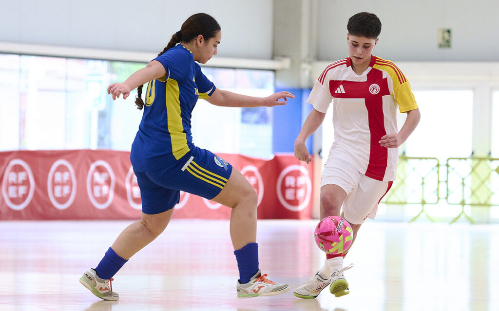 Jugadoras de fútbol sala compitiendo en un partido entre Melilla y Cataluña