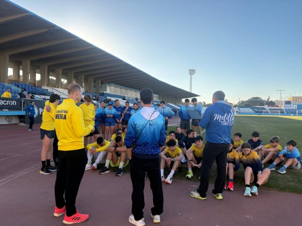 Entrenadores y jóvenes triatletas en la Toma de Tiempos 2026 en Melilla