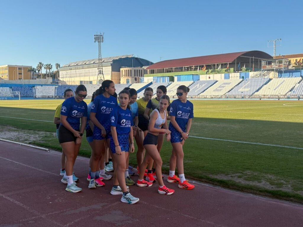 Jóvenes atletas en la Toma de Tiempos de triatlón en Melilla