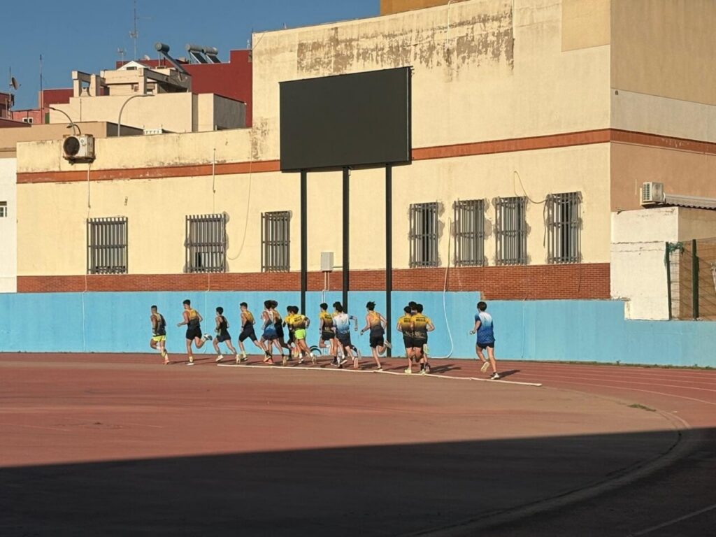 Jóvenes atletas corriendo en la pista durante la Toma de Tiempos 2026