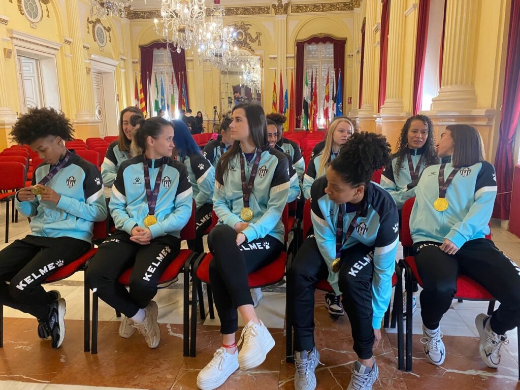 Jugadoras del Torreblanca F.S. en la recepción de la Supercopa de España