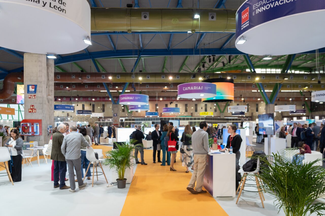 Vista del evento Transfiere 2026 en Málaga con asistentes y stands