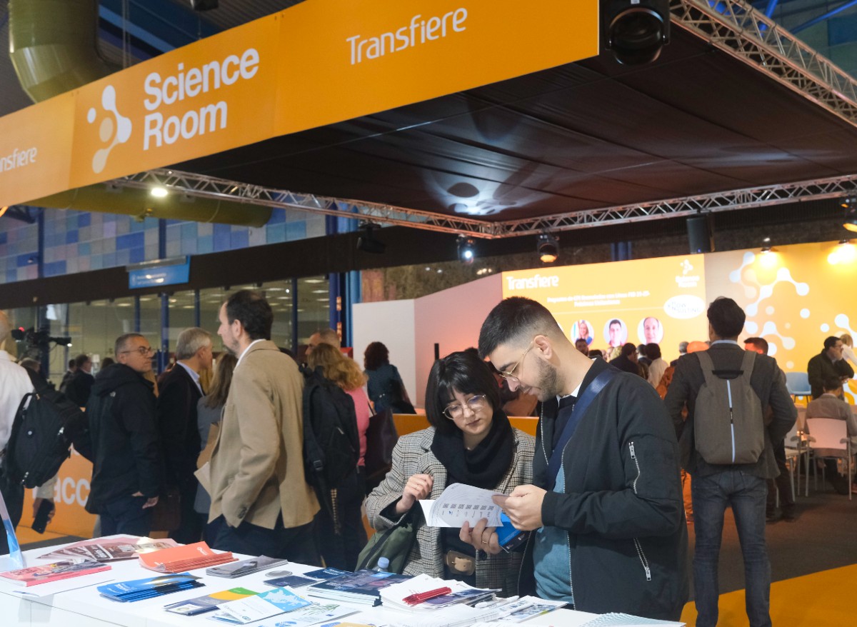 Asistentes revisando materiales en la feria Transfiere 2026 en Málaga