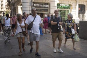Grupo de viajeros sénior disfrutando de un paseo en la ciudad.