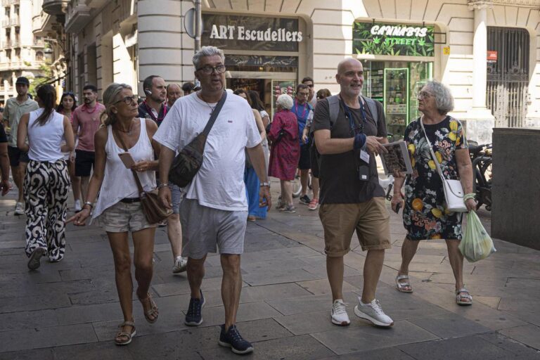 Grupo de viajeros sénior disfrutando de un paseo en la ciudad.
