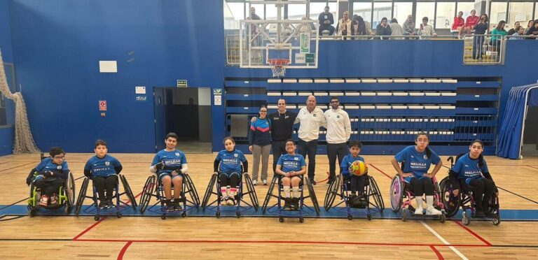 Jugadores de baloncesto en silla de ruedas durante el torneo UNED Melilla