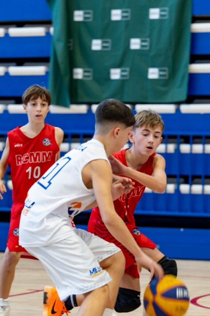 Jugadores de baloncesto compitiendo en el III Torneo 3x3 UNED Melilla