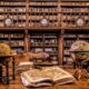 Vista de la biblioteca de la Universidad de Salamanca con libros antiguos y globos terráqueos.