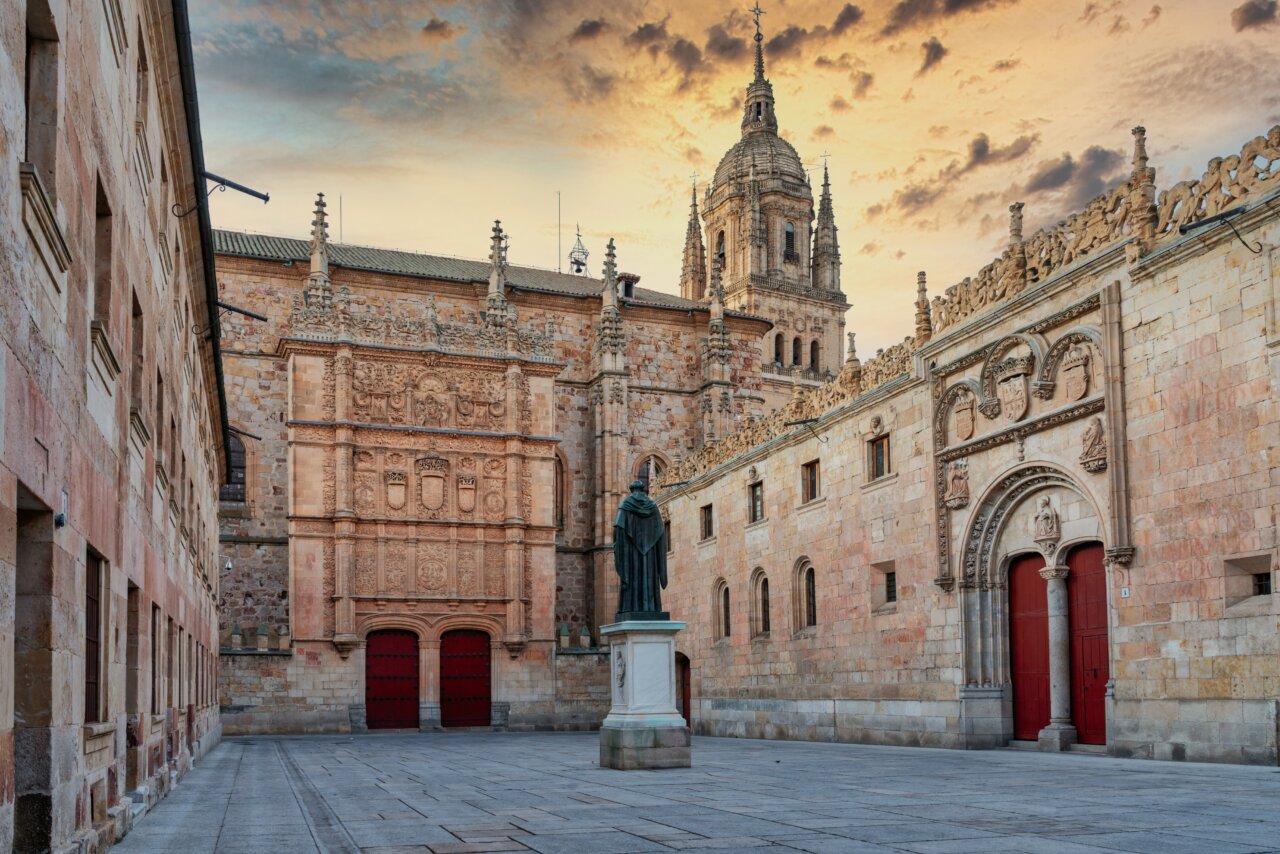 Vista de la biblioteca histórica de la Universidad de Salamanca al atardecer
