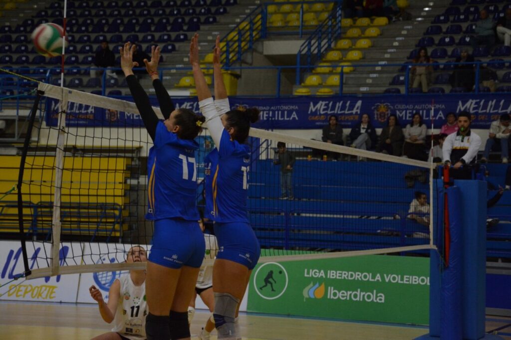 Jugadoras del Club Voleibol Melilla bloqueando un ataque del CV Sayre