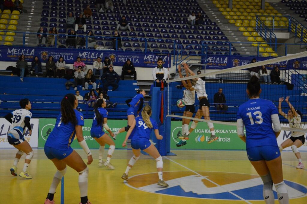Jugadoras del Club Voleibol Melilla en acción durante un partido