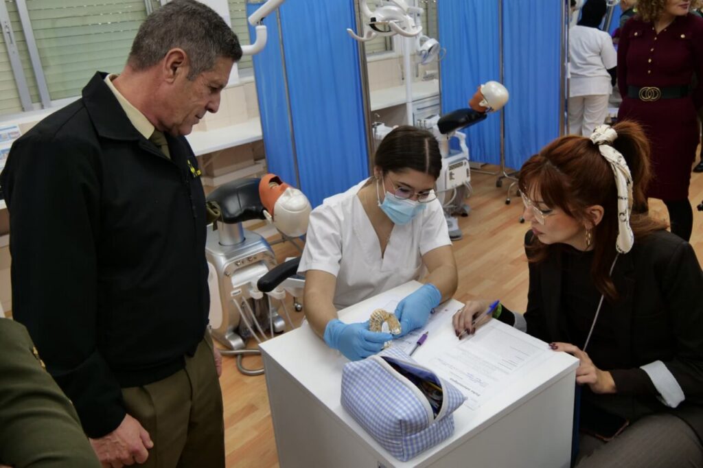 Delegada del Gobierno en Melilla supervisando una clase de formación profesional