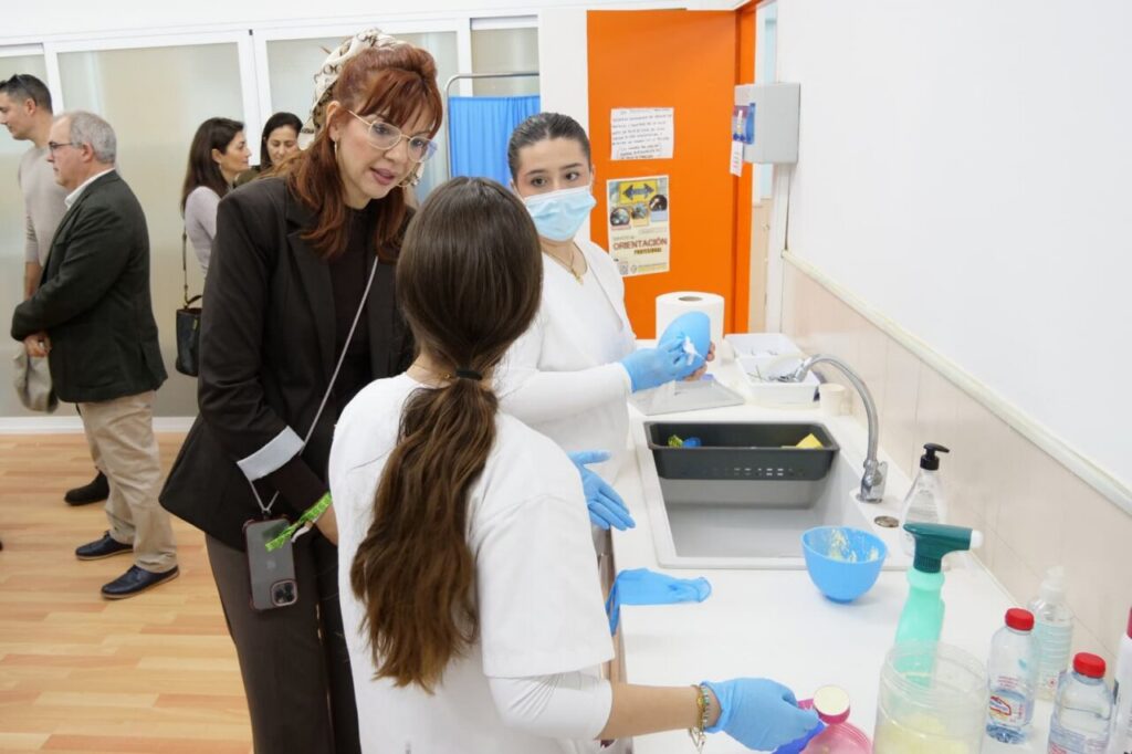 Delegada del Gobierno en Melilla interactuando con estudiantes de FP