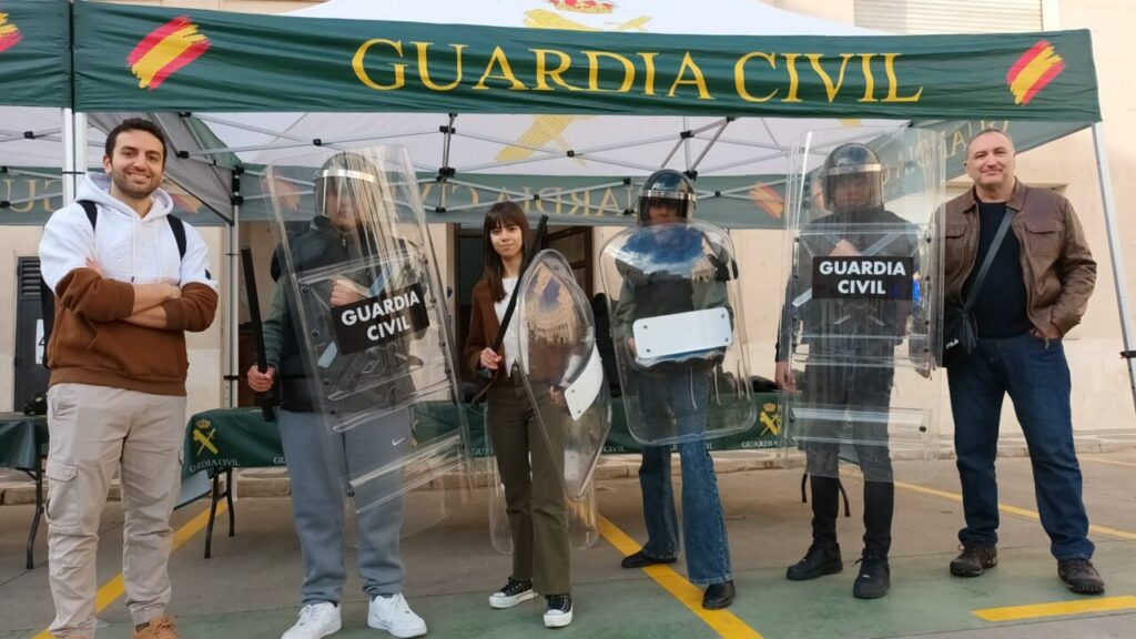 Estudiantes y guardias civiles en la ceremonia de la VII Ciberliga en Melilla