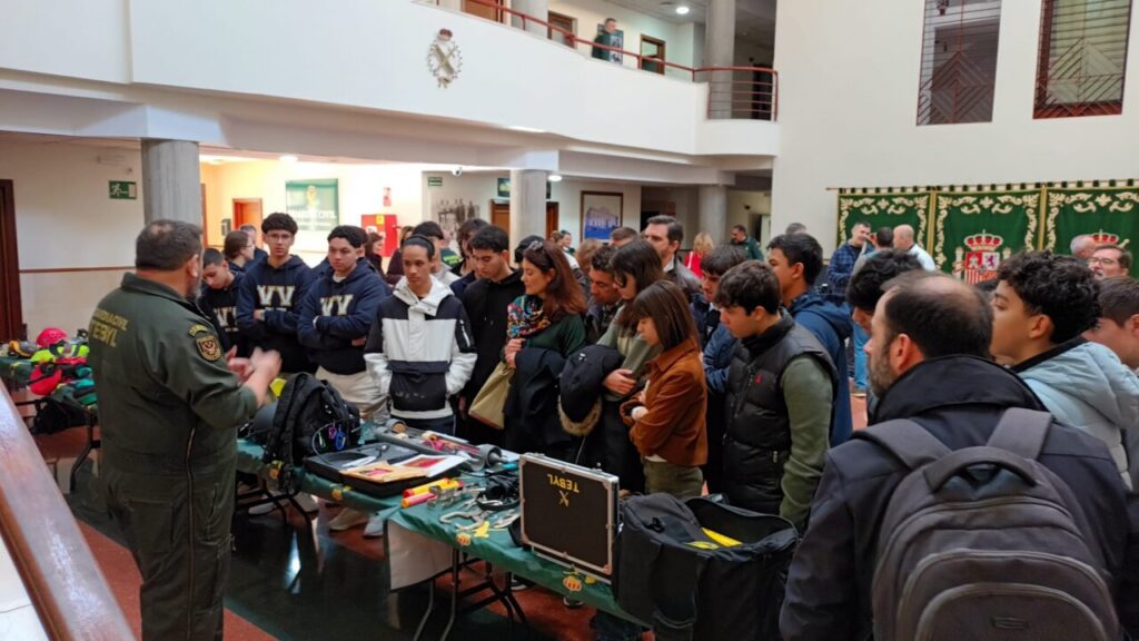 Estudiantes observando una demostración en la Comandancia de la Guardia Civil de Melilla