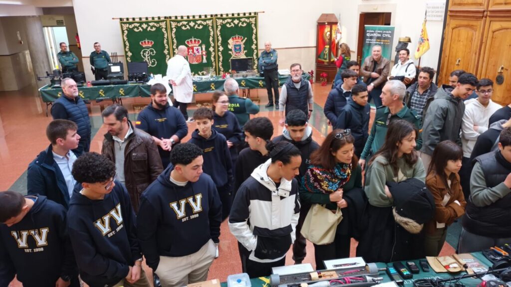 Ceremonia de entrega de la VII Ciberliga en Melilla con estudiantes y Guardia Civil