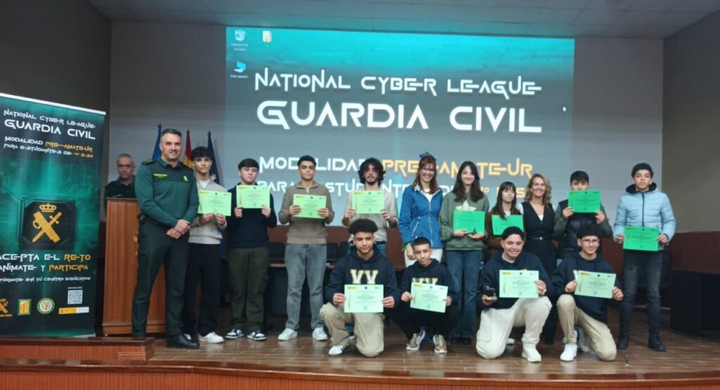 Estudiantes del IES Enrique Nieto recibiendo certificados en la ceremonia de la Ciberliga.
