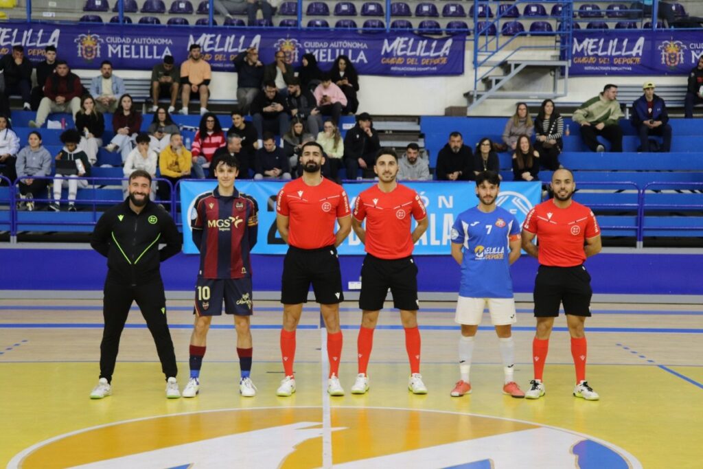 Jugadores y árbitros en un partido de fútbol sala en Melilla