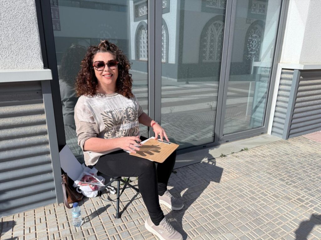 Dibujante sentado frente al antiguo salón del té del Hospital Militar de Melilla