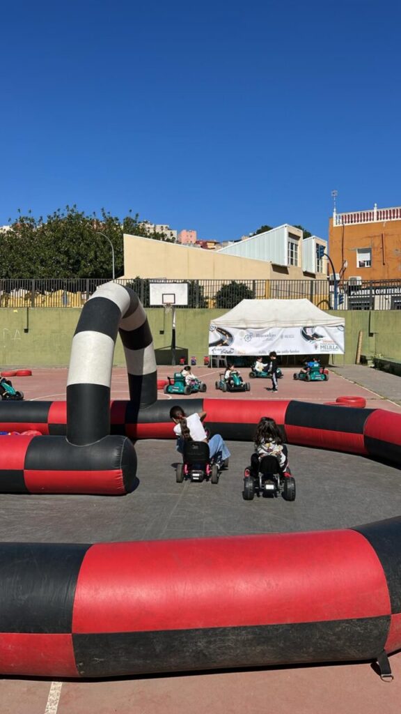 Niños disfrutando de carreras de karts en Melilla durante el Ramadán