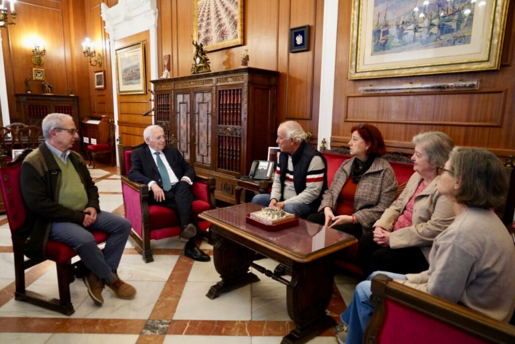 Grupo de personas participando en talleres infantiles del Ramadán en Melilla.