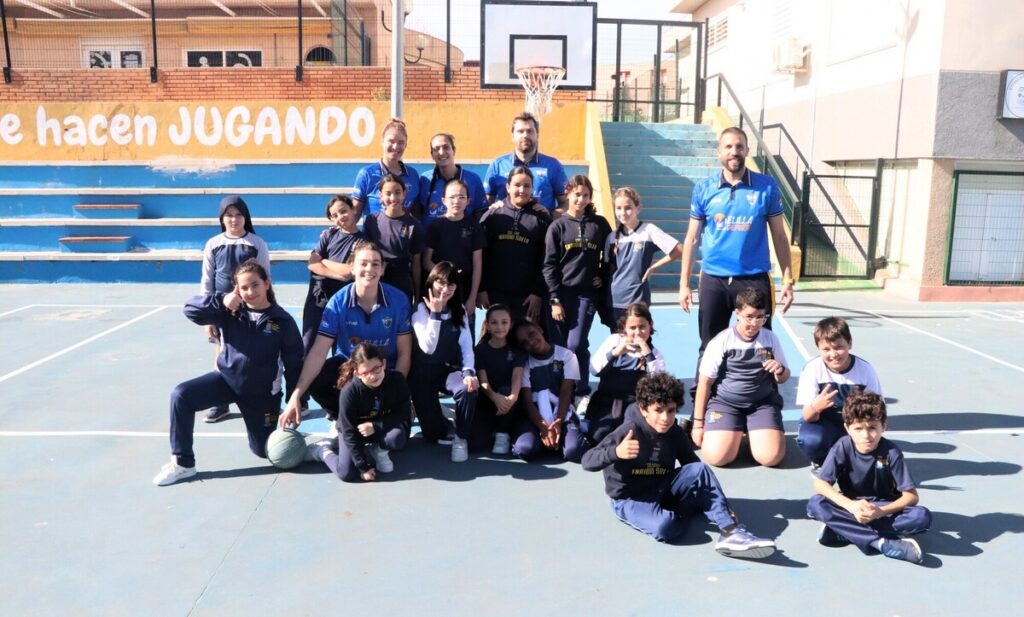 Grupo de niños y entrenadores en una actividad deportiva en Melilla.