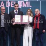 Cuatro personas sosteniendo un documento sobre la subida del salario mínimo en 2026