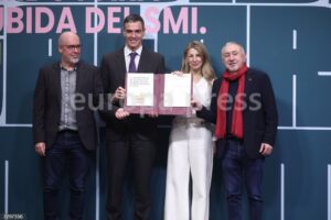 Cuatro personas sosteniendo un documento sobre la subida del salario mínimo en 2026