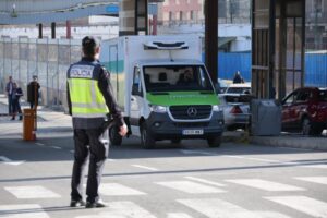 Policía regulando el tráfico en la aduana comercial de Melilla