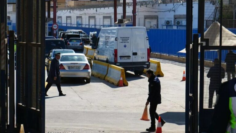 Imagen de la aduana comercial en Melilla con vehículos y personal de seguridad.