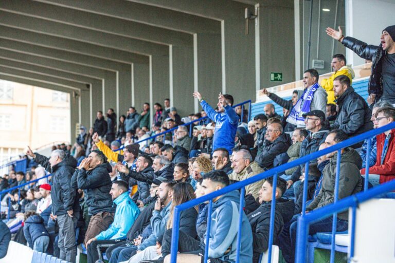 Aficionados animando en el Estadio Municipal Álvarez Claro durante un partido.