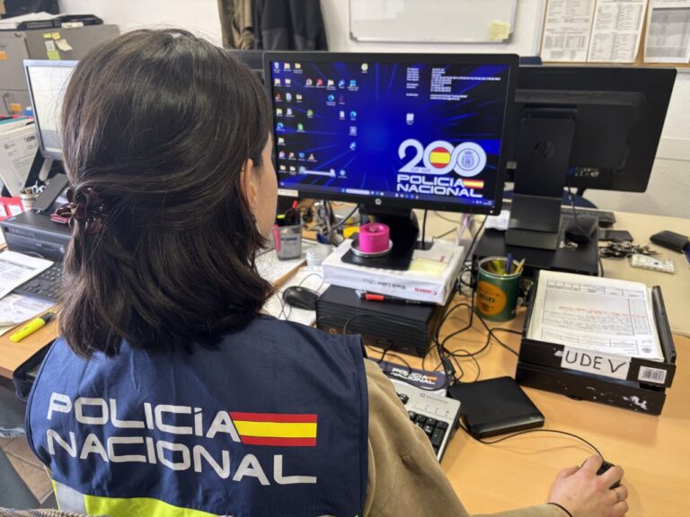 Agente de la Policía Nacional trabajando en su oficina