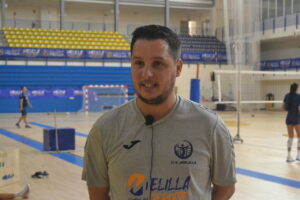 Alberto Rodríguez, entrenador del Club Voleibol Melilla, en el gimnasio