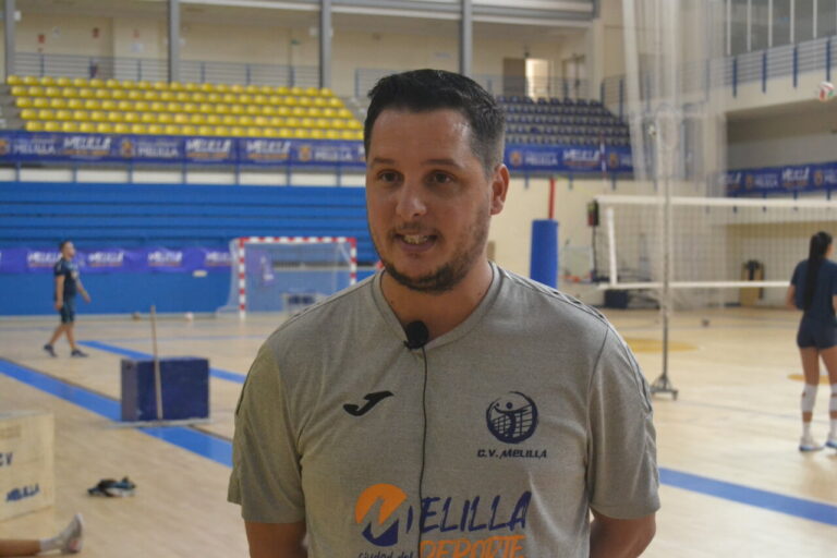 Alberto Rodríguez, entrenador del Club Voleibol Melilla, en el gimnasio