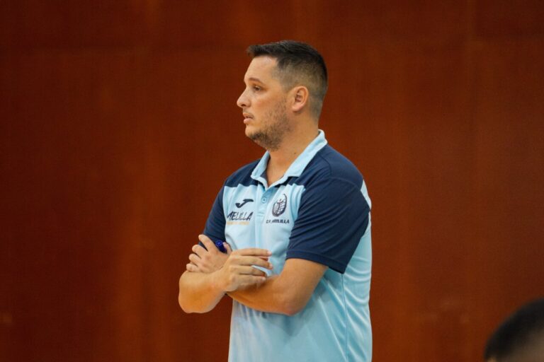 Entrenador Alberto Rodríguez del Club Voleibol Melilla durante un partido