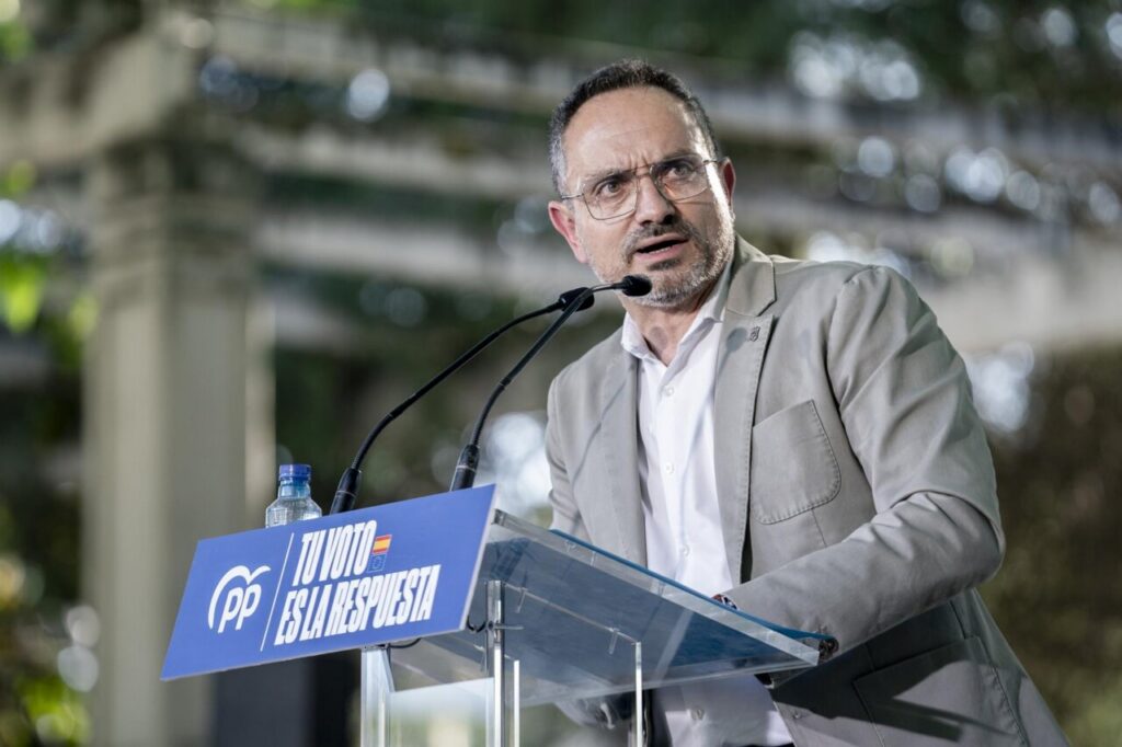 El alcalde de Móstoles, Manuel Bautista, en una rueda de prensa defendiendo su inocencia.