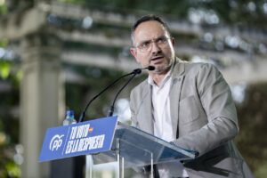 El alcalde de Móstoles, Manuel Bautista, en una rueda de prensa defendiendo su inocencia.