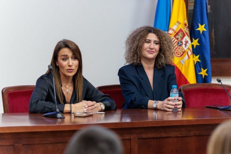 Alejandra Acedo hablando sobre su cortometraje Bala en un evento cultural