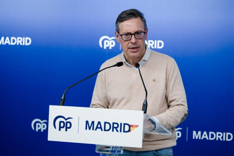 Alfonso Serrano dando una rueda de prensa en la sede del PP de Madrid