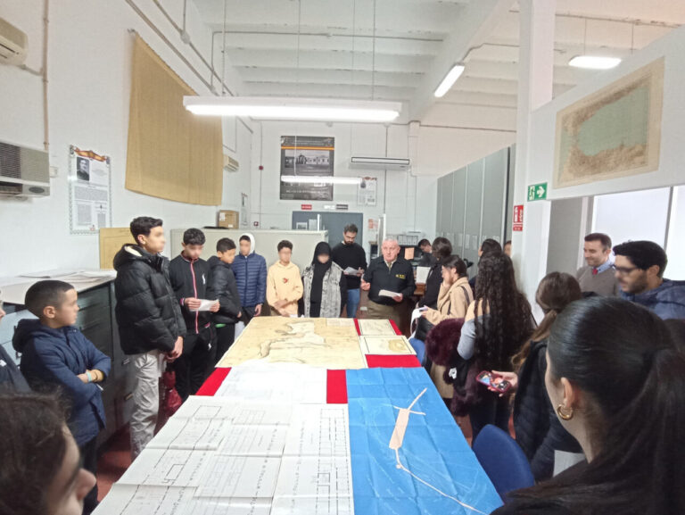 Grupo de alumnos del IES Leopoldo Queipo en el Centro de Historia y Cultura Militar de Melilla