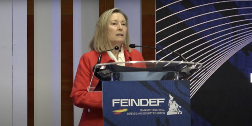 Amparo Valcarce hablando en un evento de defensa y seguridad