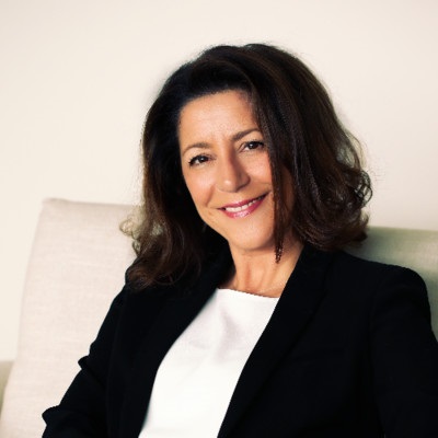 Retrato de Ana Bohórquez Rodríguez sonriendo en un entorno profesional.