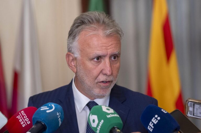 Ángel Víctor Torres durante una entrevista en Canarias Radio