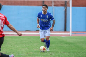 Antón Quindimil jugando en el Estadio Álvarez Claro con la U.D. Melilla.