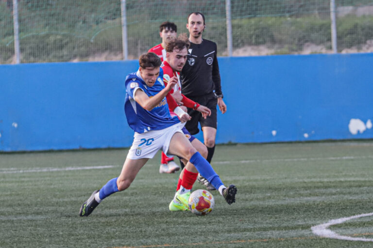 Jugador de la U.D. Melilla en acción durante un partido de fútbol