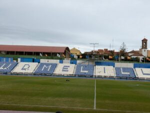 Estadio Municipal Álvarez Claro con gradas vacías y cielo nublado
