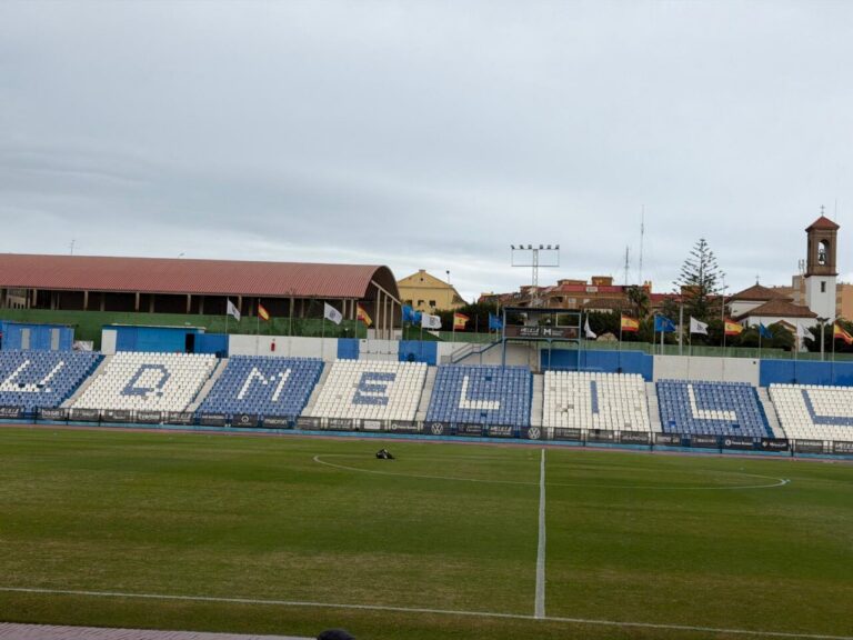 Estadio Municipal Álvarez Claro con gradas vacías y cielo nublado