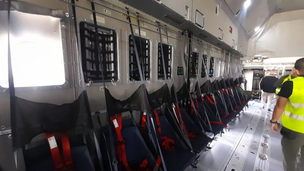 Interior del Airbus A400M con asientos y equipamiento militar